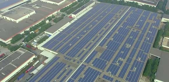 图为奇瑞工厂屋顶的太阳能光伏发电板.jpg